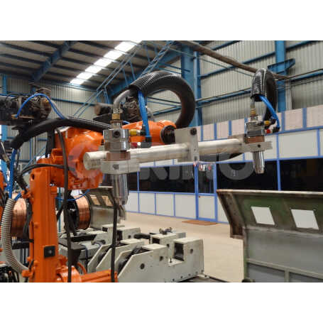 AXLE HOUSING TWIN ROBOT WITH FOUR TORCH LINEAR WELDER